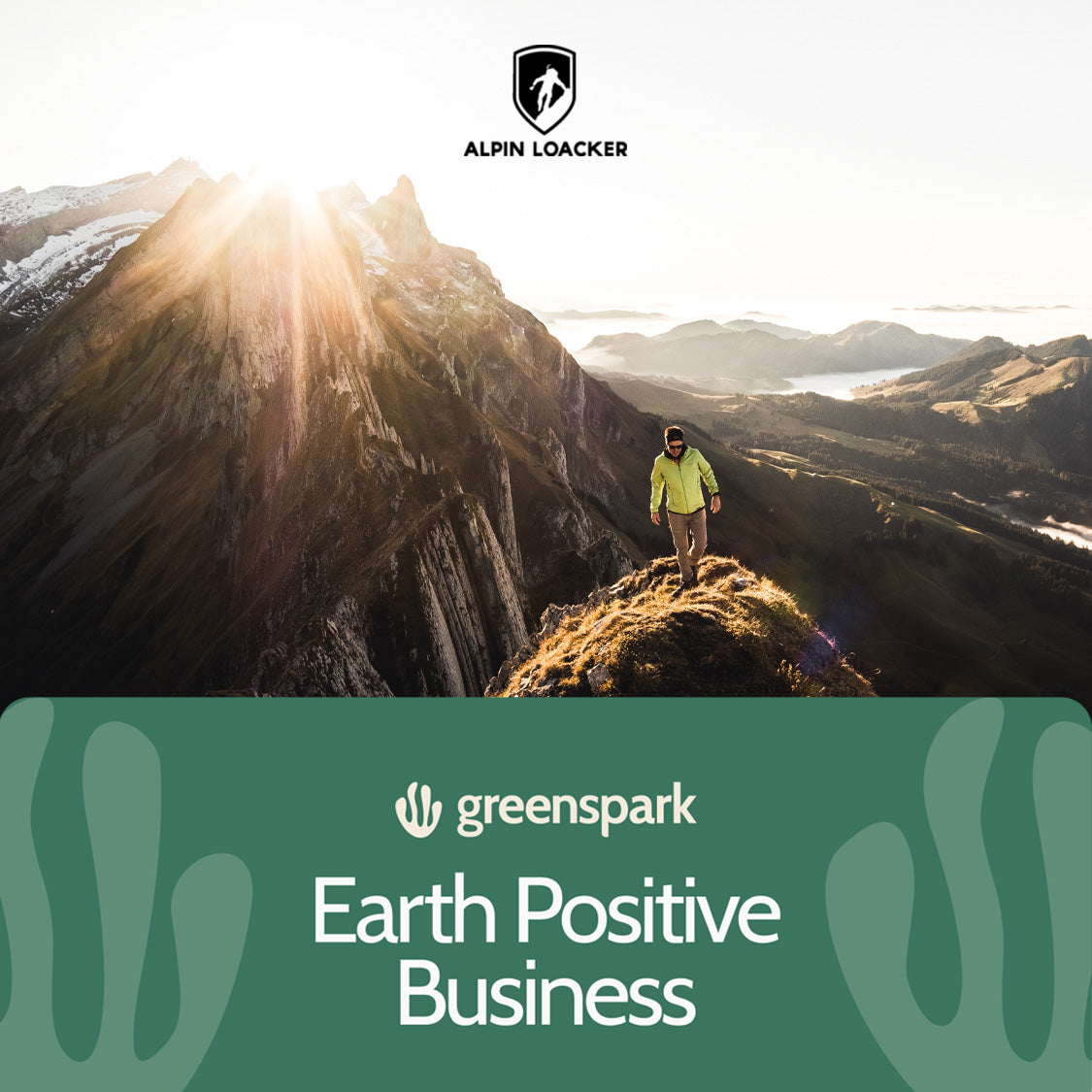 Eine Person in grüner Jacke steht auf einem Berg, daneben ein grünes Schild mit weißem Text.