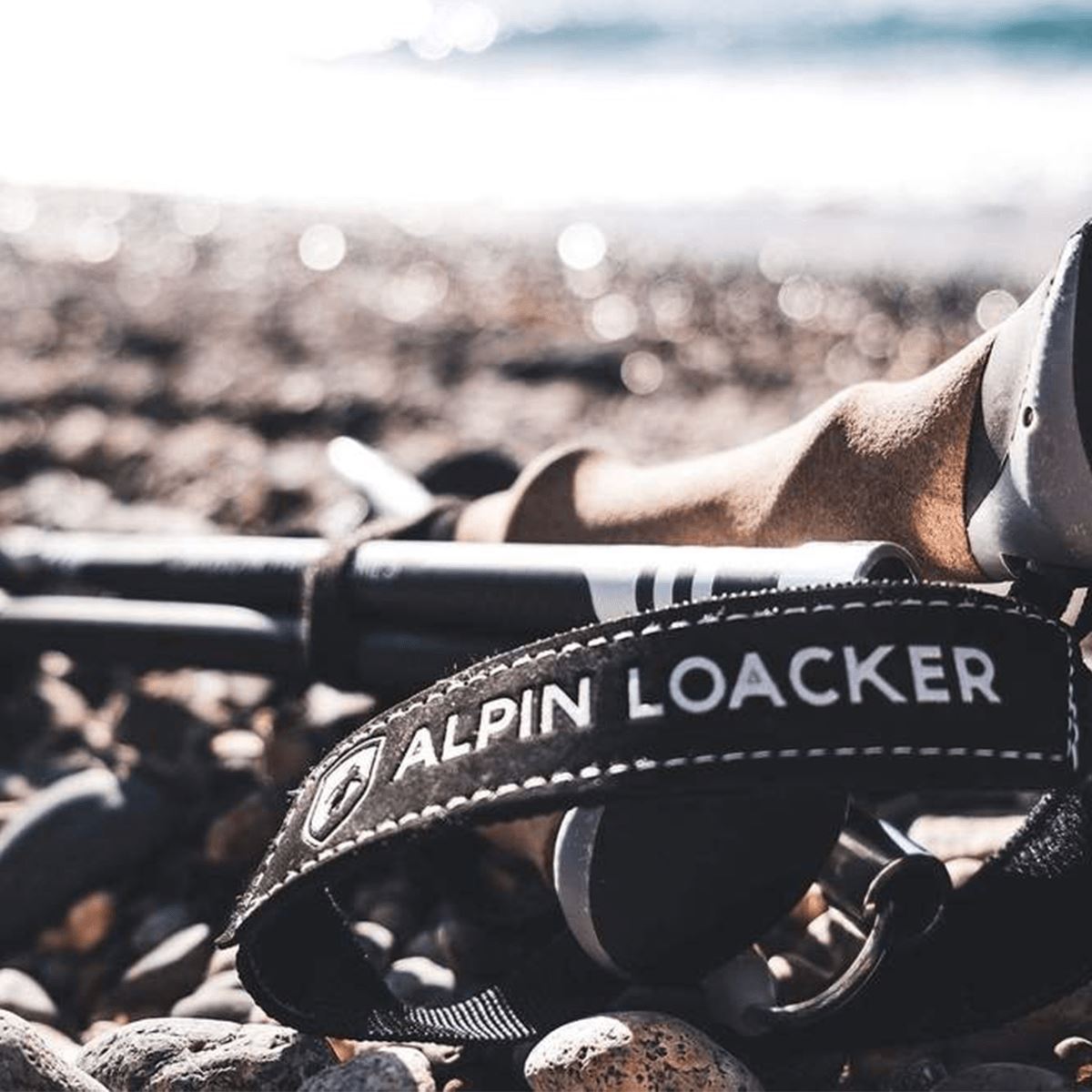 Nahaufnahme von Wanderstöcken auf Felsen, passend für Outdoor-Aktivitäten. Ideal für den Einsatz in verschiedenen Geländearten, erhältlich bei alpinloacker.com.