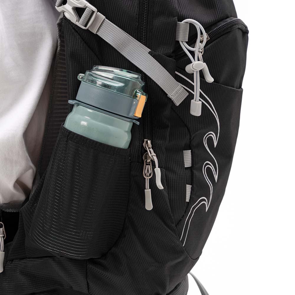 Nahaufnahme des 30 L Wanderrucksack Herren & Wanderrucksack Damen von Alpin Loacker mit grauen Gurten und seitlicher Mesh-Tasche, die eine grüne Trinkflasche enthält.