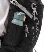 Nahaufnahme des 30 L Wanderrucksack Herren & Wanderrucksack Damen von Alpin Loacker mit grauen Gurten und seitlicher Mesh-Tasche, die eine grüne Trinkflasche enthält.