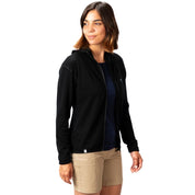 Frau im 100% Merino Sport Hoody mit Zip Damen - 230g/m2, lockerer Schnitt, ideal für Outdoor-Aktivitäten; trägt Navy-T-Shirt und khakifarbene Shorts.