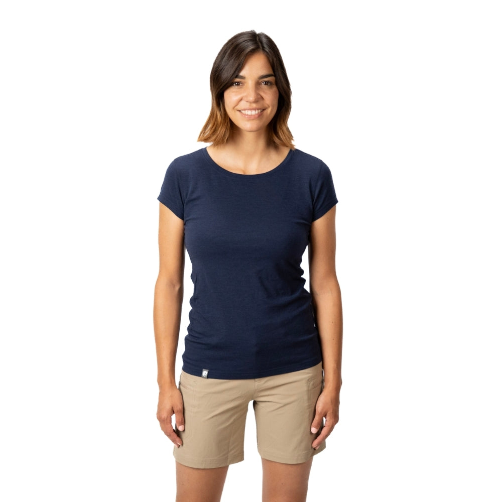 Frau trägt das Merino T-Shirt Damen 150g/m2, ideal für Outdoor-Aktivitäten, mit Corespun Merinowolle für Komfort und Langlebigkeit, passend zu khaki Shorts.