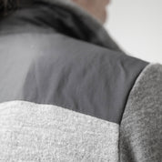 Nahaufnahme der Merino Fleecejacke Herren grau, auf der die robuste Textilschicht an der Schulter gezeigt wird