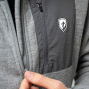 Nahaufnahme der Alpin Loacker Merino Fleece Jacke mit praktischer Brust-Ziptasche