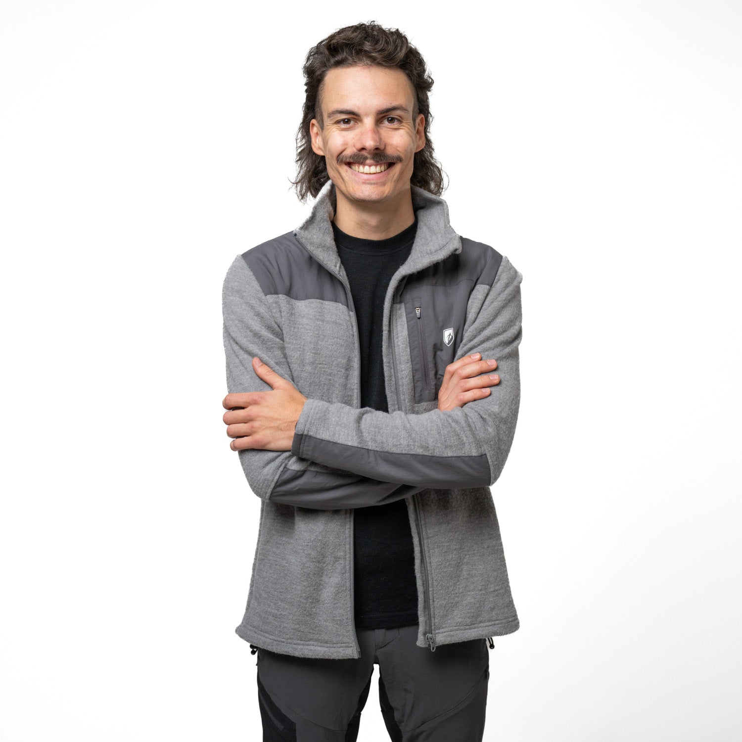 Model trägt grauen Merino Fleece aus 100% Merinowolle, mit moderner Doppel-Fleece Struktur
