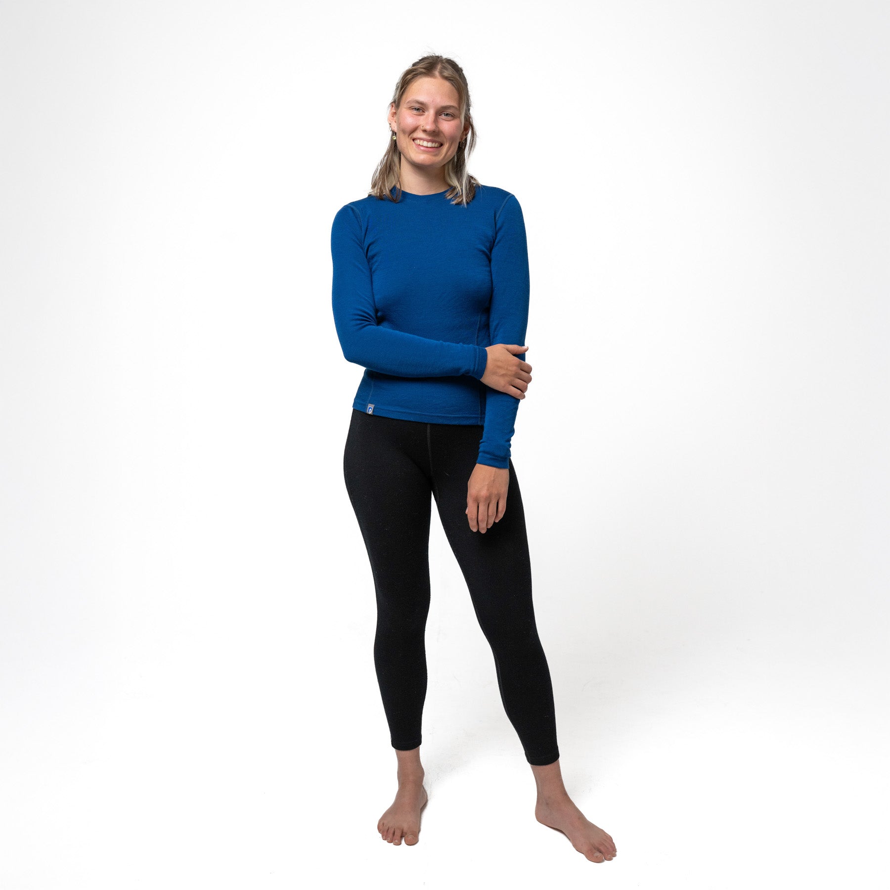 Model trägt 100% Merino Set mit blauem Oberteil