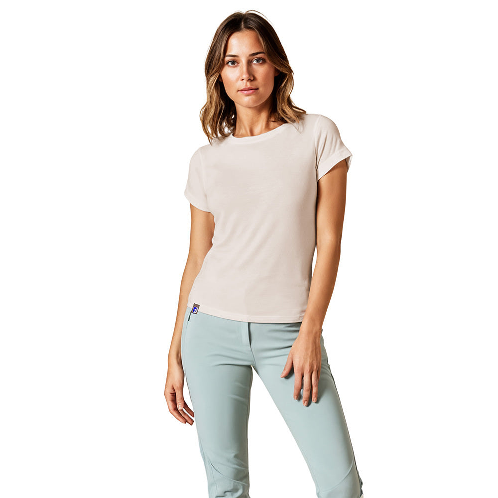 Junge Frau trägt das Merino T-Shirt Damen 150g/m2, ideal für Outdoor-Aktivitäten. Das Shirt kombiniert Komfort und Strapazierfähigkeit dank Corespun Merinowolle.