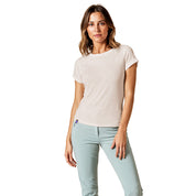 Junge Frau trägt das Merino T-Shirt Damen 150g/m2, ideal für Outdoor-Aktivitäten. Das Shirt kombiniert Komfort und Strapazierfähigkeit dank Corespun Merinowolle.