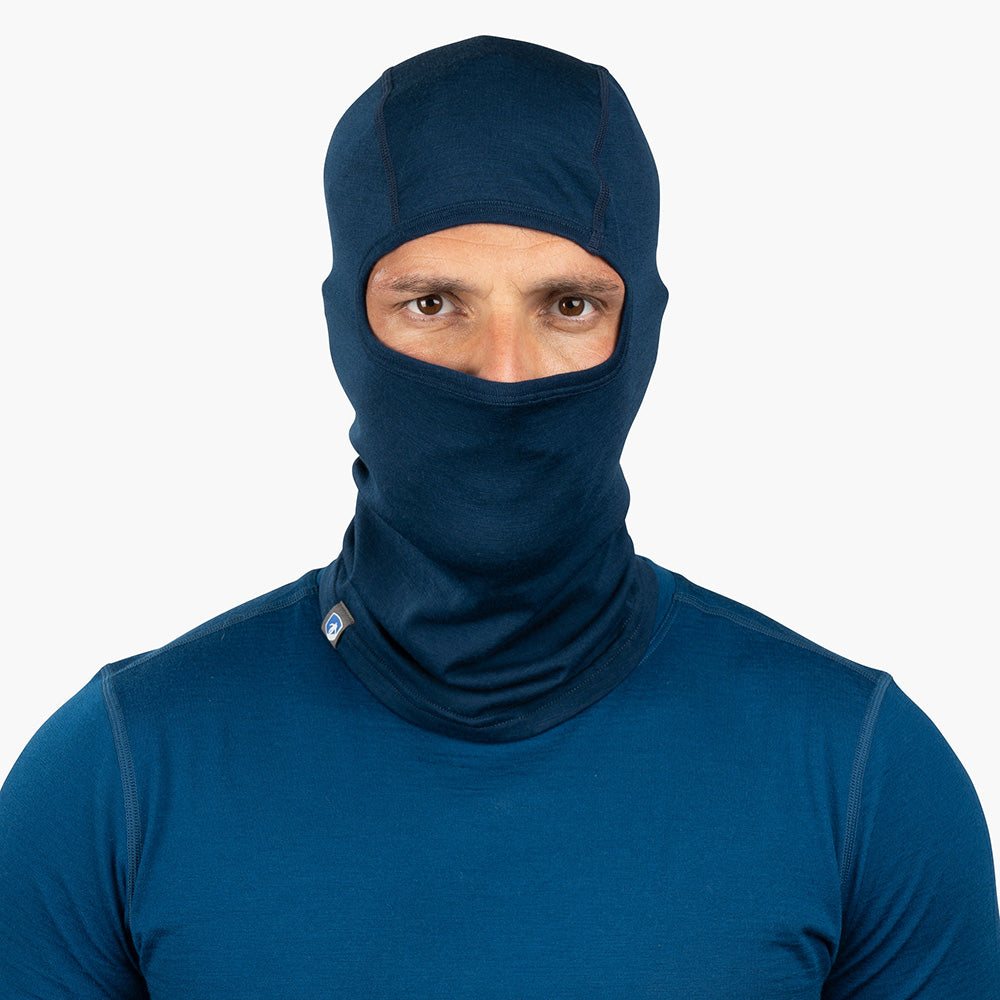 Merino Sturmhaube und Skimaske Herren & Damen: Formfitting balaclava aus elastischer Merinowolle, bedeckt Kopf und Hals, ideal für Outdoor-Aktivitäten bei kaltem Wetter.