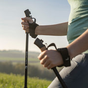 Nahaufnahme von Händen an den Teleskop Nordic Walking Stöcken aus Aluminium von Alpin Loacker, mit ergonomischen Korkgriffen und verstellbaren Längen, ideal für Outdoor-Aktivitäten.
