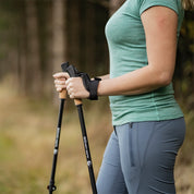Person hält Teleskop Nordic Walking Stöcke aus Aluminium von Alpin Loacker, betont ergonomische Korkgriffe und robuste Verarbeitung. Ideal für Outdoor-Aktivitäten.