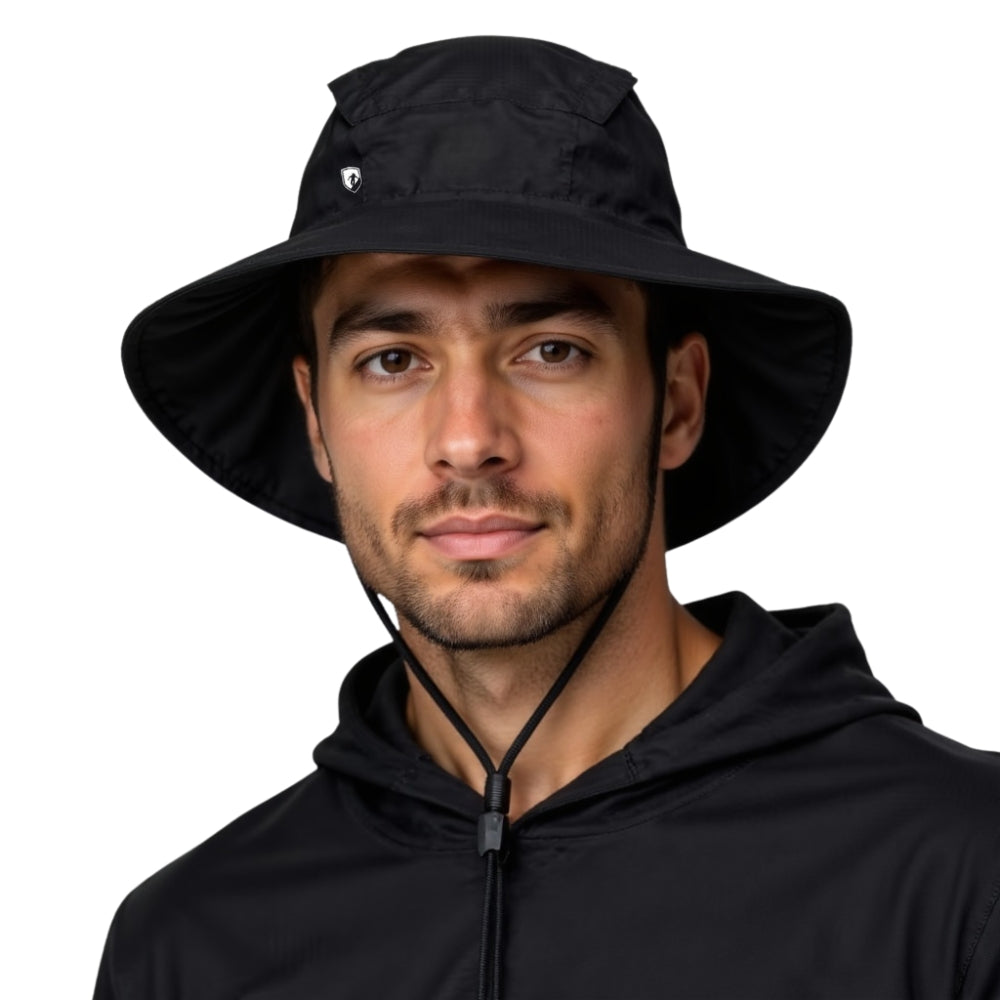 Junger Mann trägt leichten Regenhut von Alpin Loacker mit Kinnriemen, ideal für Outdoor-Aktivitäten, aus 100% recyceltem Polyester, wasserdicht und atmungsaktiv.