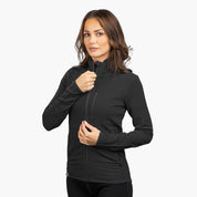 Frau trägt die Merino Jacke Damen 270 g/m², zippend; ideal für Outdoor-Abenteuer und Alltag, bietet Komfort, Temperaturregulierung und Geruchsresistenz.