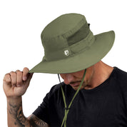 Tattooierter Mann trägt den Sonnenhut mit UV Schutz Unisex, ausgestattet mit Kinnriemen und Mesh-Ventilation, passend für Outdoor-Aktivitäten.