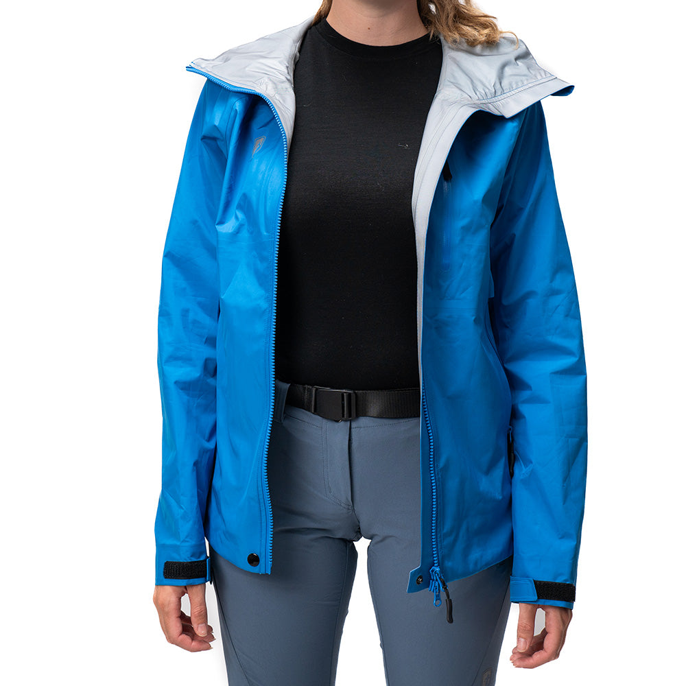 Person trägt 3 Lagen Damen Hardshell Regenjacke mit offenem Zipper über schwarzem Shirt und grauen Outdoor-Hosen, ideal für wechselnde Wetterbedingungen beim Wandern.