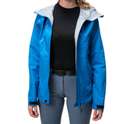 Person trägt 3 Lagen Damen Hardshell Regenjacke mit offenem Zipper über schwarzem Shirt und grauen Outdoor-Hosen, ideal für wechselnde Wetterbedingungen beim Wandern.