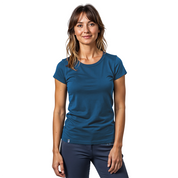 Merino Coolmax T-Shirt Damen 150 g/m2: Frau im funktionalen T-Shirt aus Merinowolle und Coolmax-Technologie für Temperaturregulierung und schnelles Trocknen, ideal für Outdoor-Aktivitäten.