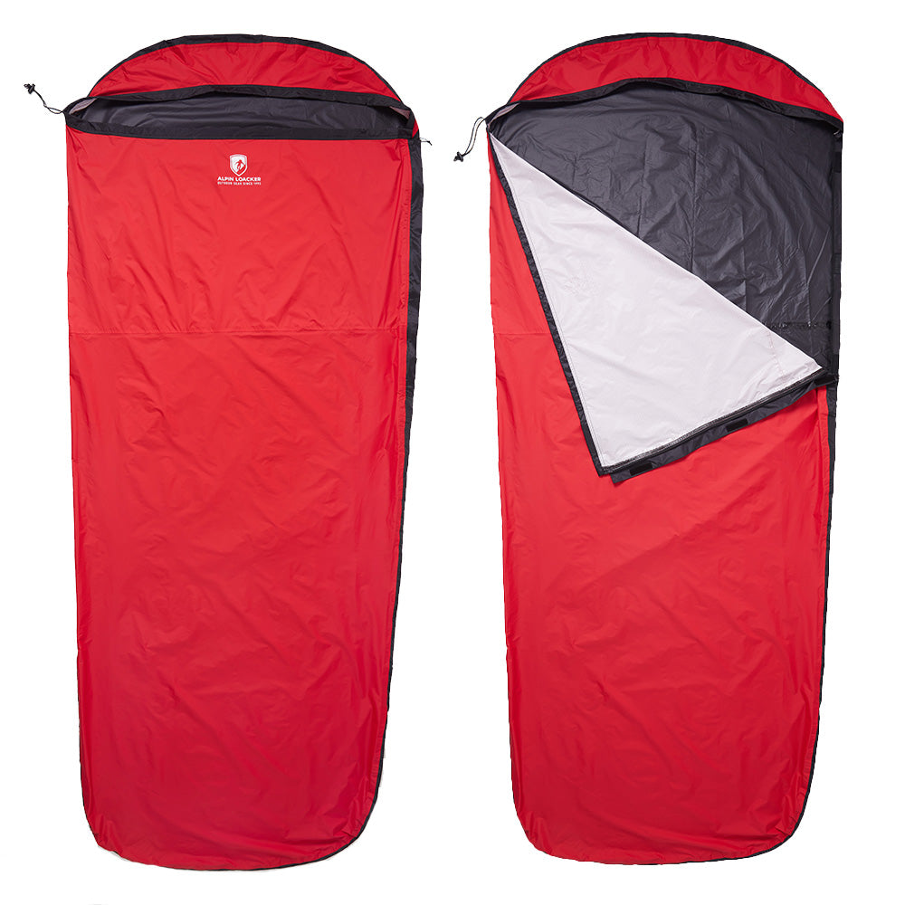 Zwei rote Alpin Loacker Biwaksäcke mit Membrane, einer geschlossen, einer teilweise geöffnet, zeigen das leichte, wetterfeste Design mit Kordelzug und 2-Wege-Reißverschluss.
