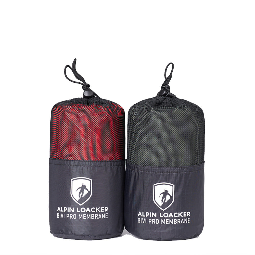 Zwei Alpin Loacker Biwaksäcke mit Mesh-Top und Kordelverschluss, leicht und wasserdicht, ideal für minimalistische Outdoor-Abenteuer.