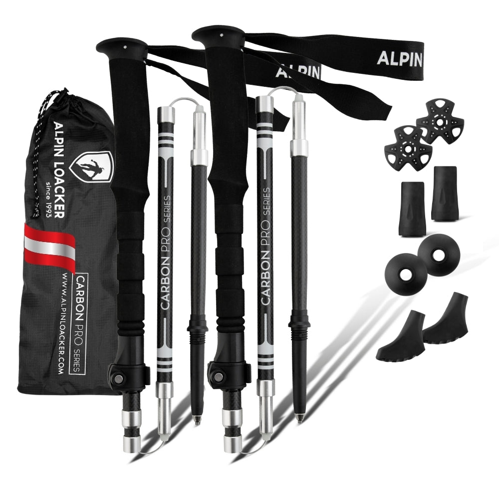 Faltbare Wanderstöcke aus Carbon mit ergonomischen Korkgriffen, verstellbaren Armbändern, Zubehör wie Schneeteller und Tragetasche, ideal für Outdoor-Aktivitäten.