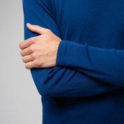 Nahaufnahme des 100% Merinowolle Set blau/schwarz von Alpin Loacker, perfekt als Baselayer für die kalte Jahreszeit
