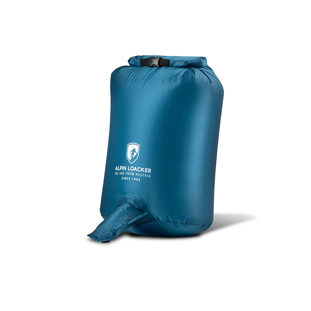 Leichte Isomatte für 4 Jahreszeiten: Roll-Top-Trockenbeutel in Teal-Blau mit Alpin Loacker Logo, ideal zum Verstauen und Aufblasen der R5 Pad Isomatte.