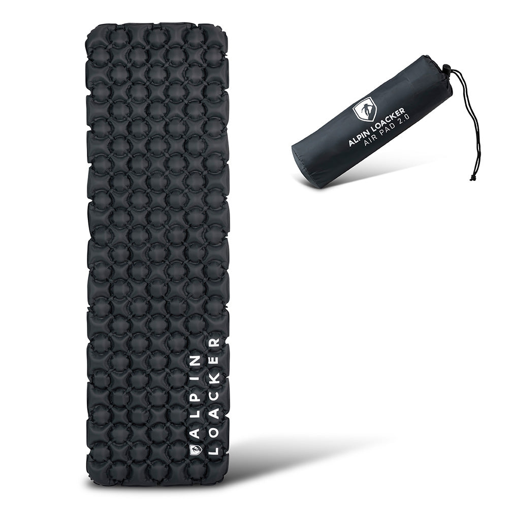 Ultraleichte Isomatte Air Light: Aufgeblasen mit wabenförmigen Luftkammern links, rechts kompakt im Packsack. Perfekt für umweltfreundliches, komfortables Camping und Trekking.