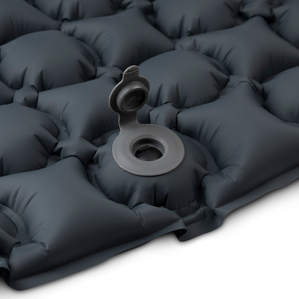 Ultraleichte Isomatte Air Light mit wabenförmigen Luftkammern und Flip-Open-Ventil, ideal für komfortables Camping; aus recyceltem RipStop Nylon für Langlebigkeit.