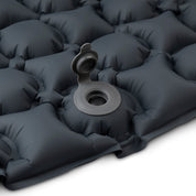 Ultraleichte Isomatte Air Light mit wabenförmigen Luftkammern und Flip-Open-Ventil, ideal für komfortables Camping; aus recyceltem RipStop Nylon für Langlebigkeit.