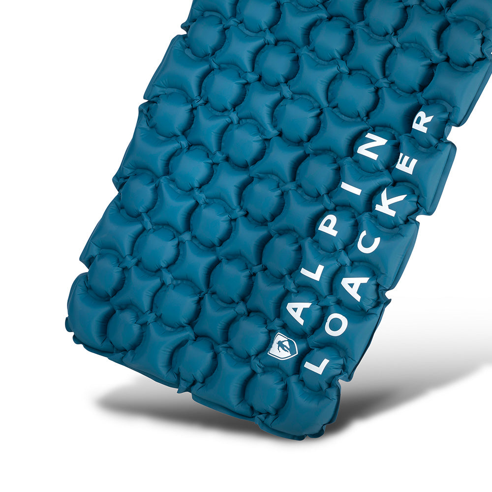 Ultraleichte Isomatte Air Light mit wabenförmigem Design und ALPIN LOACKER-Branding, ideal für Camping, aus recyceltem 20D RipStop Nylon, leicht und kompakt.