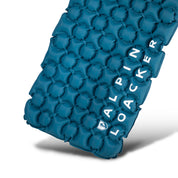 Ultraleichte Isomatte Air Light mit wabenförmigem Design und ALPIN LOACKER-Branding, ideal für Camping, aus recyceltem 20D RipStop Nylon, leicht und kompakt.