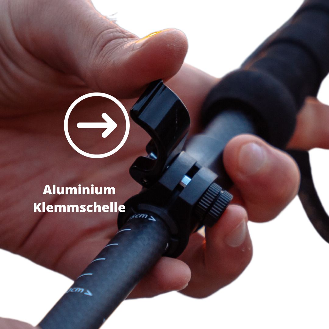 Nahaufnahme eines Alpin Loacker Teleskopstock-Ersatzteils mit Aluminium-Klemmschelle, die zwei Abschnitte eines Carbonfaserrohrs mittels Hebelverschluss verbindet. Ideal für Wanderstock-Reparaturen.