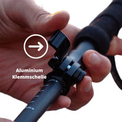 Nahaufnahme eines Alpin Loacker Teleskopstock-Ersatzteils mit Aluminium-Klemmschelle, die zwei Abschnitte eines Carbonfaserrohrs mittels Hebelverschluss verbindet. Ideal für Wanderstock-Reparaturen.