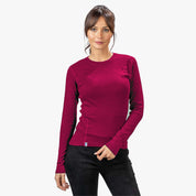 Modell trägt Merino Langarmshirt Damen 150 g/m2 aus hochwertiger Merinowolle mit CORESPUN-Technologie, kombiniert mit schwarzen Hosen, perfekt für Outdoor-Aktivitäten.