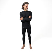 Mann trägt das 100% Merinowolle Set schwarz von Alpin Loacker, perfekt als Baselayer für die kalte Jahreszeit