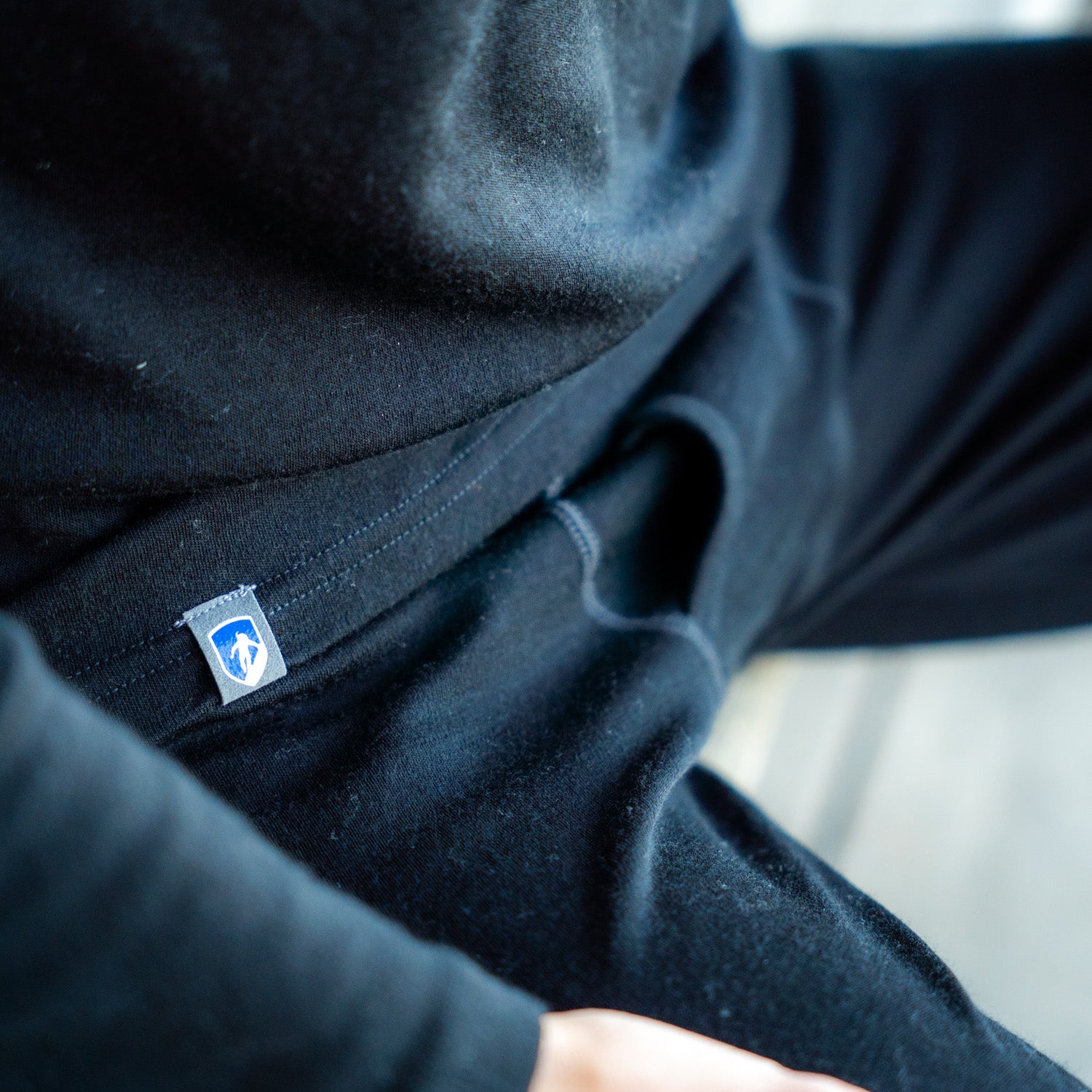Nahaufnahme des Übergangs von Merino Oberteil zu Unterteil - Merino Set 230g schwarz für Herren