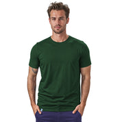 Mann trägt Alpin Loacker 100% Merino T-Shirt Herren 180 g/m2, ideal für Outdoor-Aktivitäten, aus atmungsaktiver Merinowolle, komfortabel und funktional.