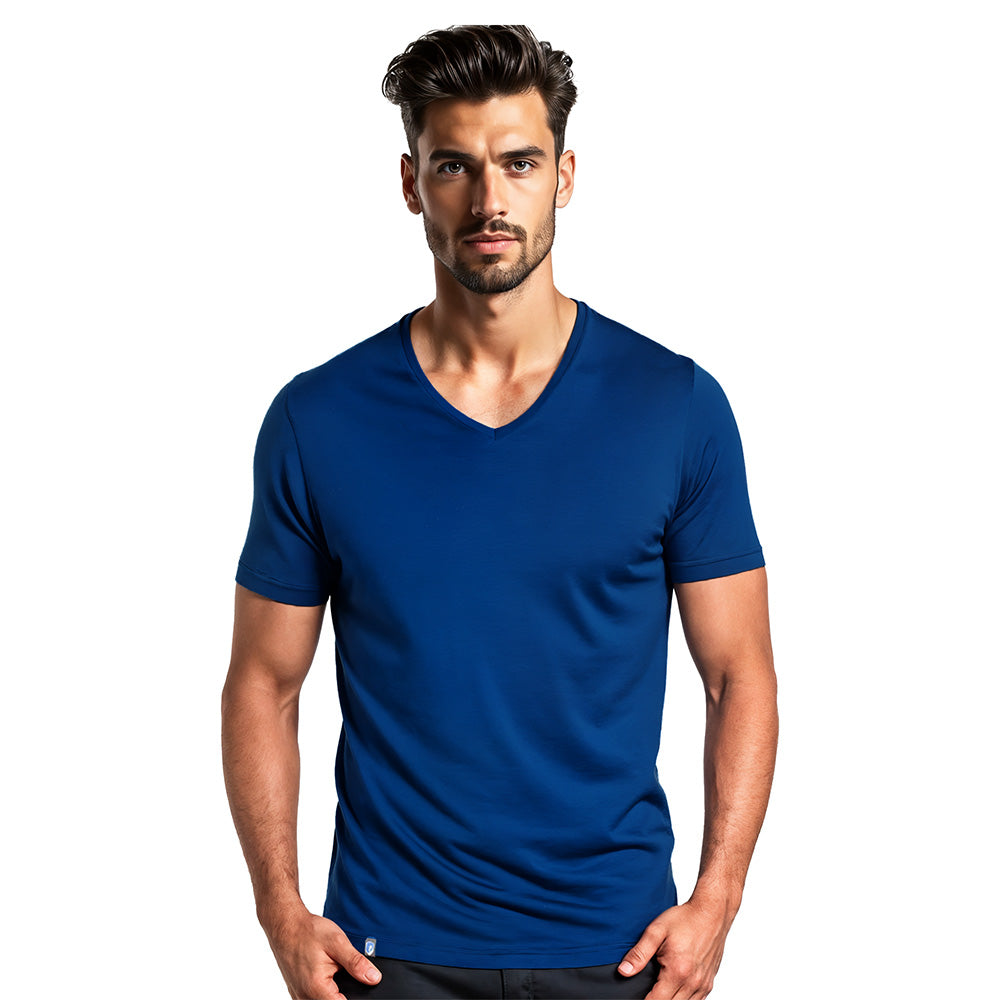 Merino V-Neck T-Shirt Herren, kurzärmelig, ideal für Outdoor-Enthusiasten, getragen von jungem Mann, stehend, Hände an den Hüften, schlichtes Design.