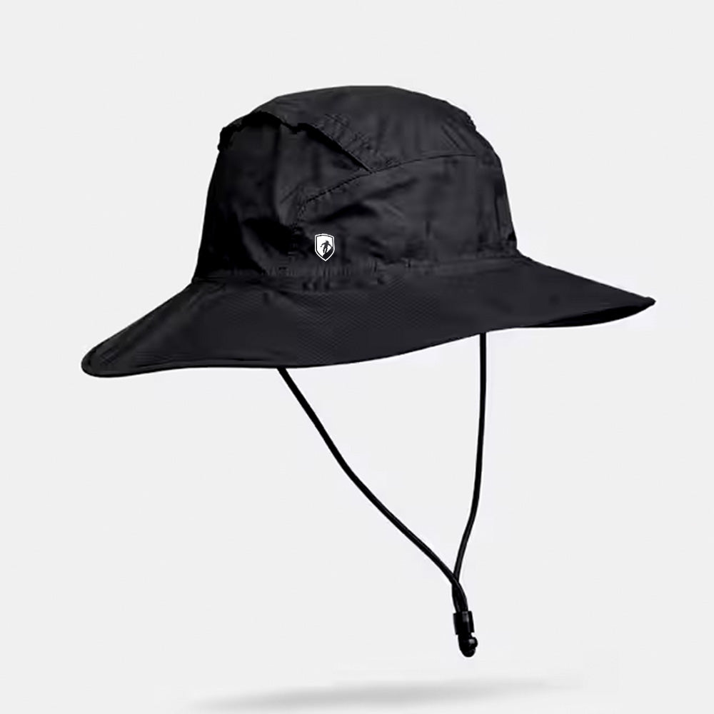 Schwarzer leichter Regenhut mit breiter Krempe, Schild-Logo, verstellbarem Kinnriemen; wasserdicht, atmungsaktiv, aus recyceltem Polyester, ideal für Outdoor-Aktivitäten.