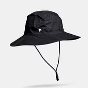 Schwarzer leichter Regenhut mit breiter Krempe, Schild-Logo, verstellbarem Kinnriemen; wasserdicht, atmungsaktiv, aus recyceltem Polyester, ideal für Outdoor-Aktivitäten.