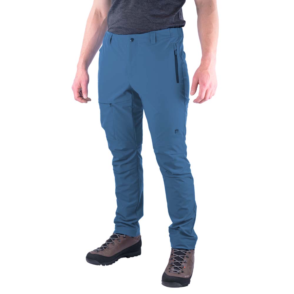 Mann trägt Softshell Wanderhose Herren mit Reißverschlusstaschen und Wanderschuhen, ideal für Trekking, bietet Bewegungsfreiheit und Komfort, perfekt für Outdoor-Abenteuer.