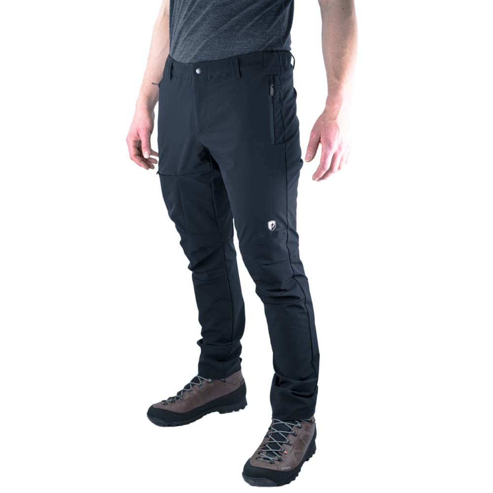 Softshell Wanderhose Herren: Schlanke, schwarze Trekkinghose mit Reißverschlusstasche am Oberschenkel, kombiniert mit braunen Wanderschuhen, ideal für Outdoor-Abenteuer und Trekkingtouren.