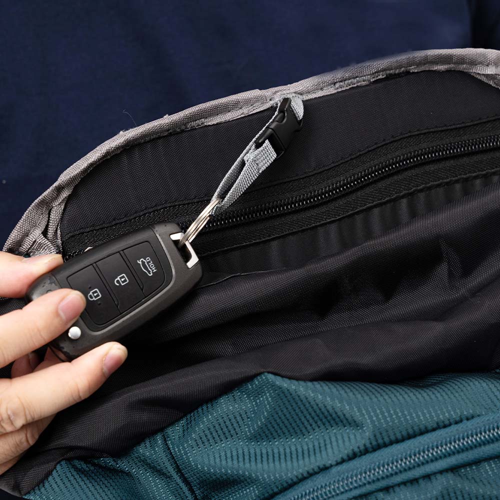 35 Liter Wanderrucksack Herren & Damen: Hand hält Autoschlüssel in einer Innentasche mit kurzem Stoffband, zeigt organisierte Aufbewahrung im vielseitigen Alpin Loacker Rucksack.