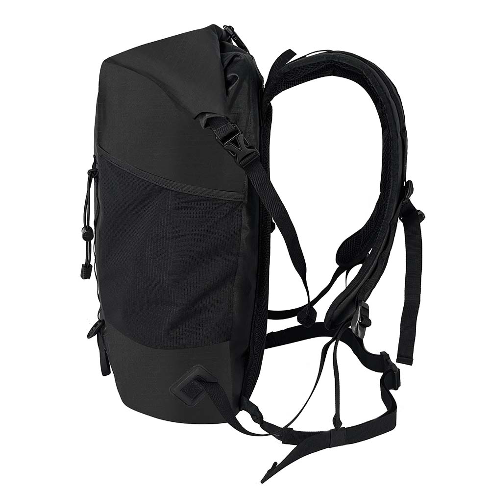 Leichter Rucksack wasserdicht, seitliche Ansicht: schwarzer Rolltop-Rucksack mit gepolsterten Trägern, verstellbarem Brust- und Hüftgurt, großer Seitentasche und minimalistischer Gestaltung, ideal für Outdoor-Abenteuer.