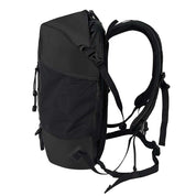 Leichter Rucksack wasserdicht, seitliche Ansicht: schwarzer Rolltop-Rucksack mit gepolsterten Trägern, verstellbarem Brust- und Hüftgurt, großer Seitentasche und minimalistischer Gestaltung, ideal für Outdoor-Abenteuer.