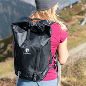 Person beim Wandern mit dem Leichter Rucksack wasserdicht von ALPIN LOACKER, ideal für Outdoor-Abenteuer, robust und wasserdicht.