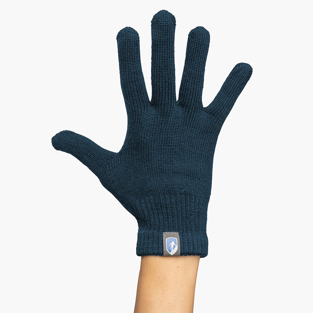 Hand mit Merino Handschuh, klassisch, zeigt Logo am Handgelenk. Perfekt für Outdoor-Abenteuer, Wärme und Geschicklichkeit, erhältlich bei alpinloacker.com.