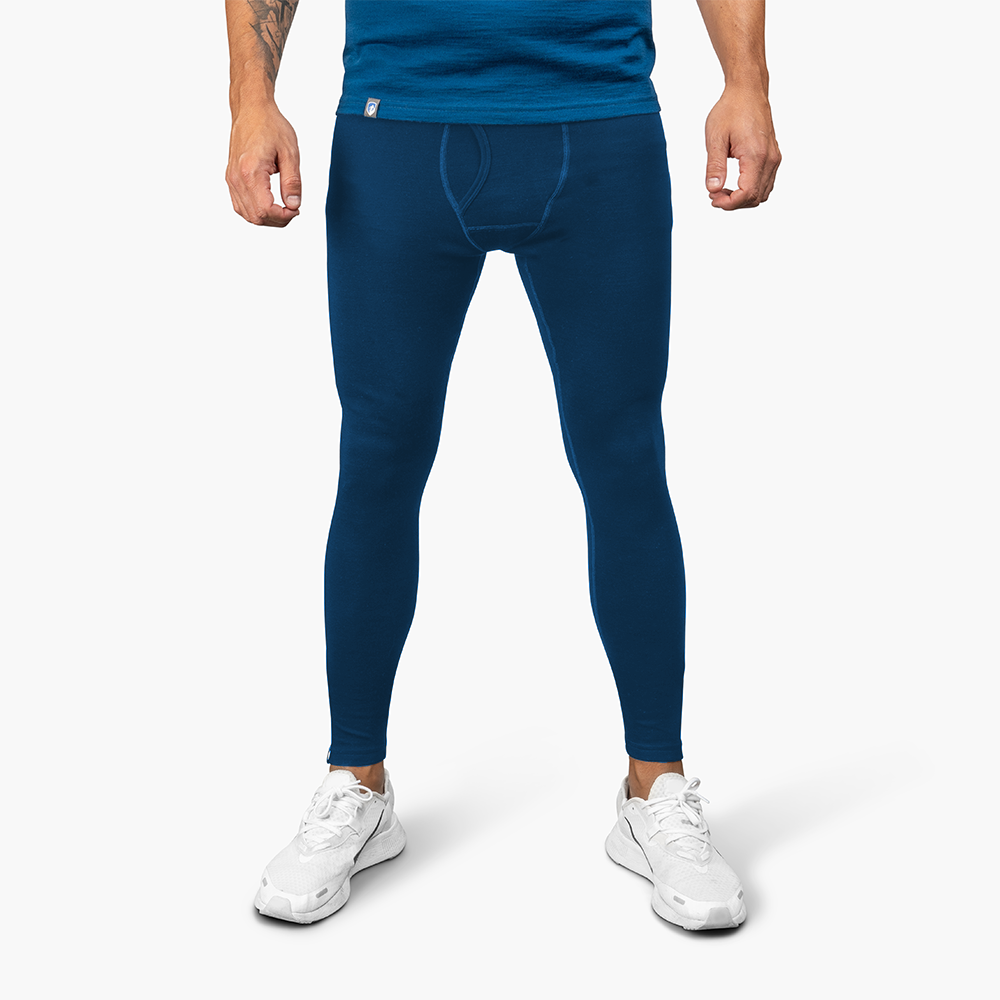 m2, modelliert mit passendem Oberteil und weißen Sneakers, ideal für Outdoor-Abenteuer, bietet Komfort und Temperaturregulierung durch 100% Merinowolle.