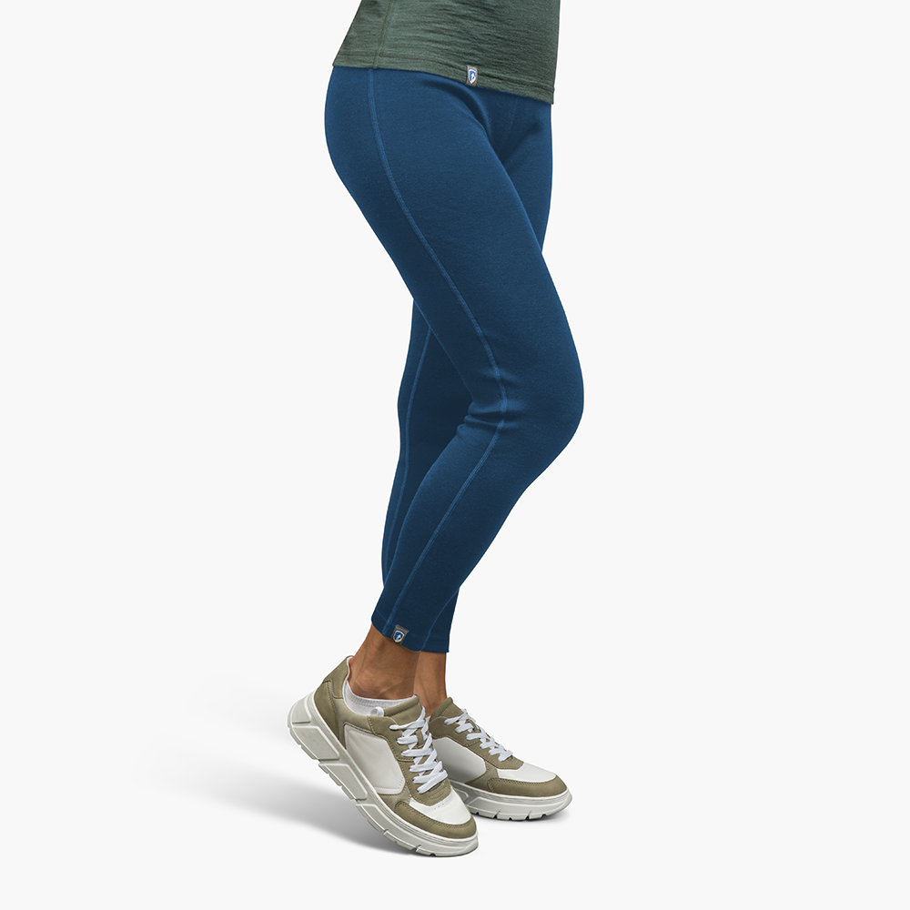 m2 aus hochwertiger Merinowolle, getragen mit Sneakers, betont Komfort und Funktionalität für Outdoor-Abenteuer. Ideal für aktive Frauen.