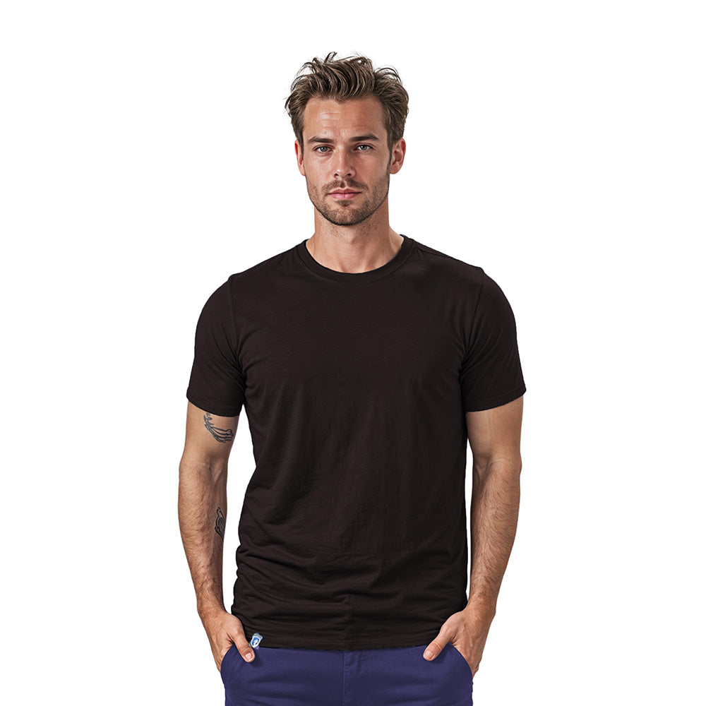 m², getragen von jungem Mann mit Tattoos, ideal für Outdoor-Aktivitäten, kombiniert Merinowolle und Coolmax® für Komfort und Leistung.